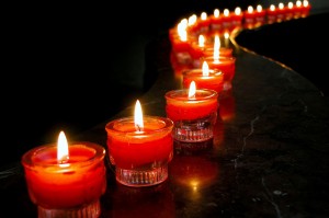 Kerzen zu Allerheiligen in einer Kirche