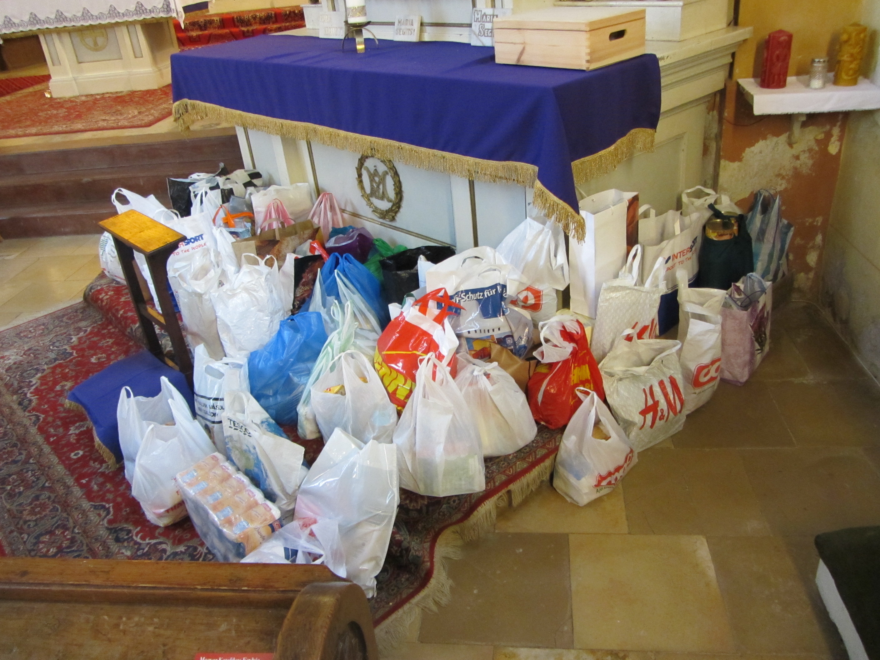 Nagyböjti tartós élelmiszer gyűjtésre összegyűlt csomagok. Köszönjük a bőséges adományokat.